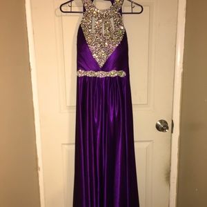 I’m selling 8 dresses and 3 nice jackets